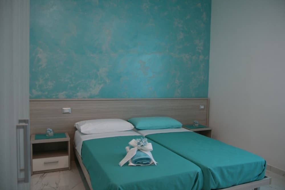 Double or Twin Room, 3 Twin Beds (Ortensia) photo 1