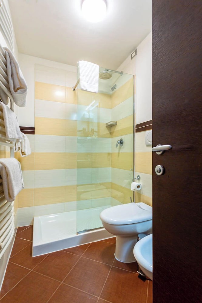 Standard Double or Twin Room - Photo 6