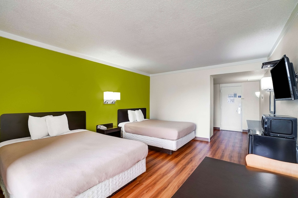 Standard Room, 2 Queen Beds, Non Smoking, Refrigerator & Microwave photo 2