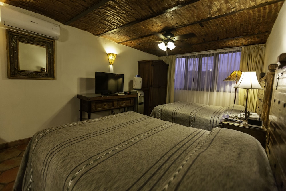 Deluxe Room, 2 Queen Beds, Bathtub (Deluxe 2 Queen), photo 6