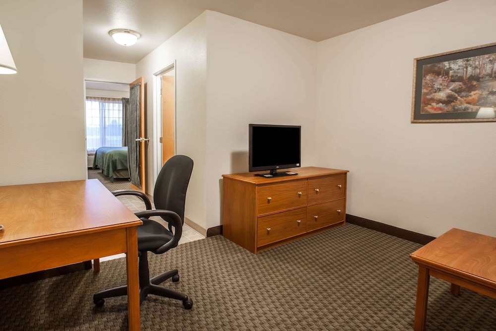 Deluxe Suite, 1 King Bed with Sofa bed, Non Smoking - Photo 6