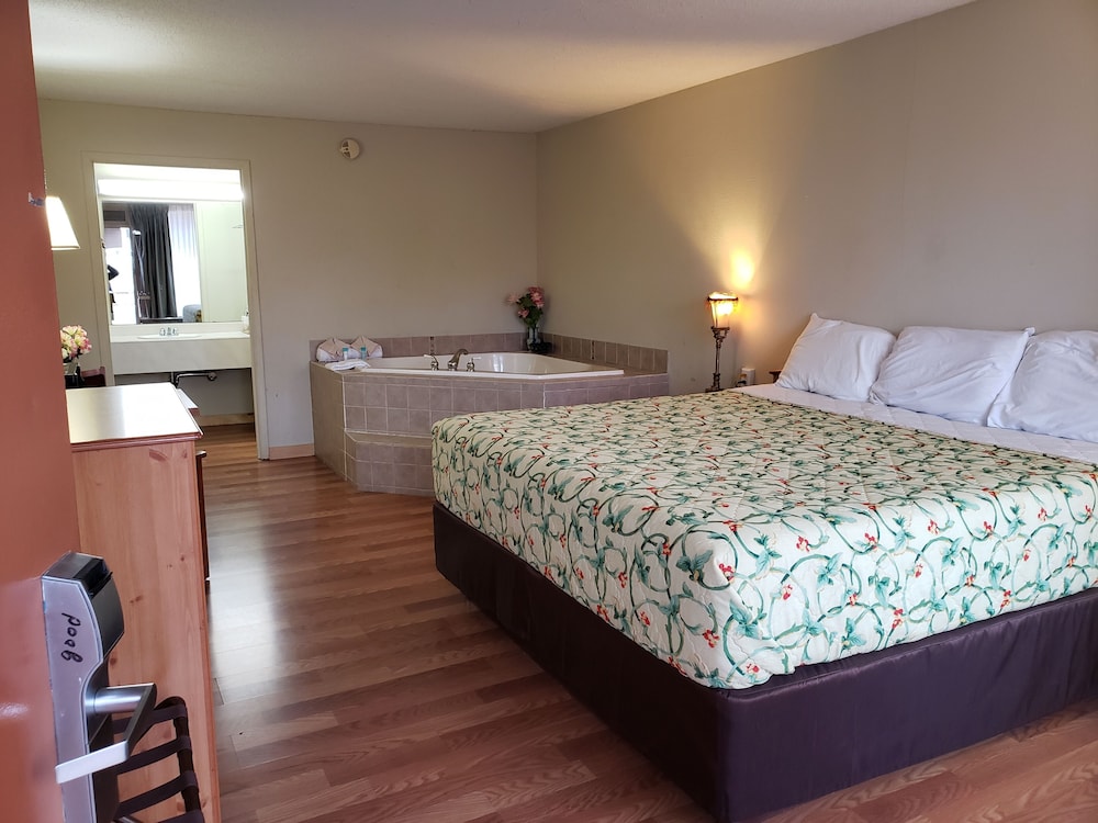 Romantic Single Room, 1 King Bed, Hot Tub, Ground Floor photo 1