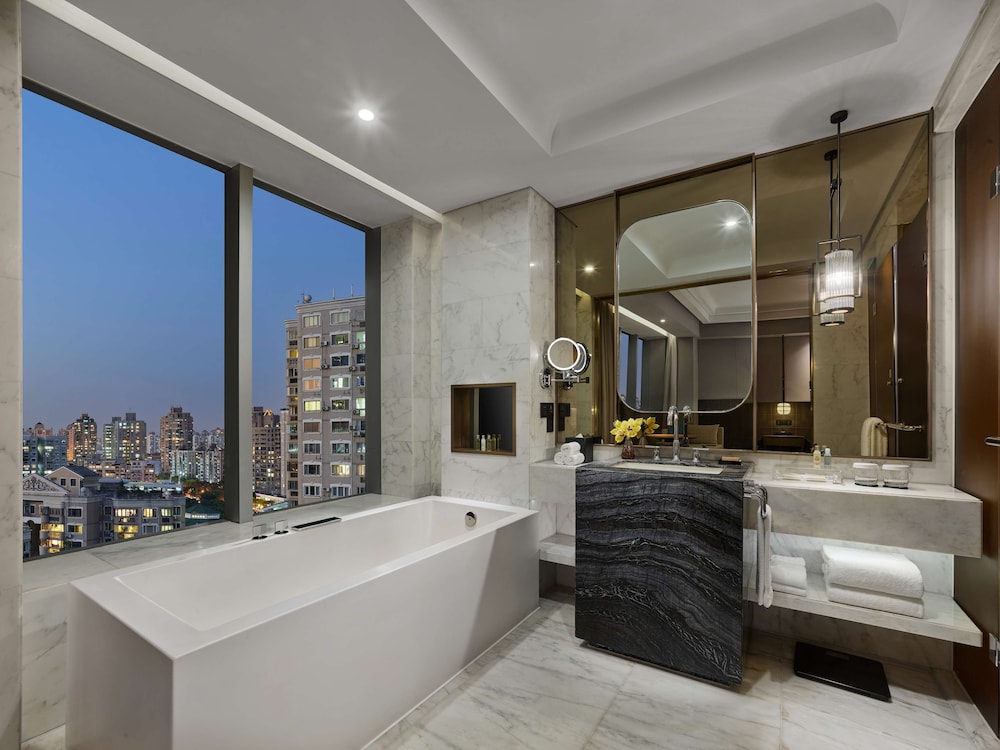 Premier Rooftop Room thumbnail 6