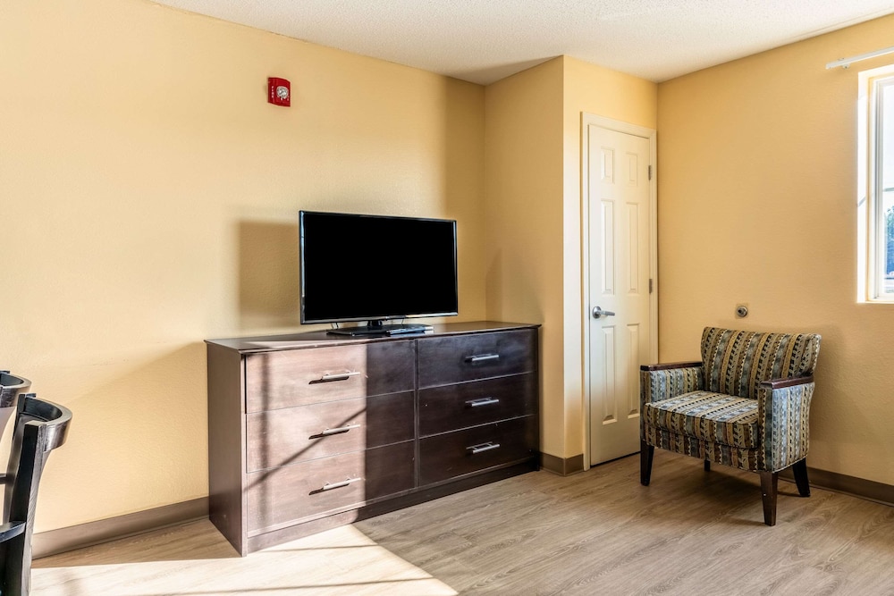 Room, 2 Queen Beds, Non Smoking (Upgrade) - Photo 2