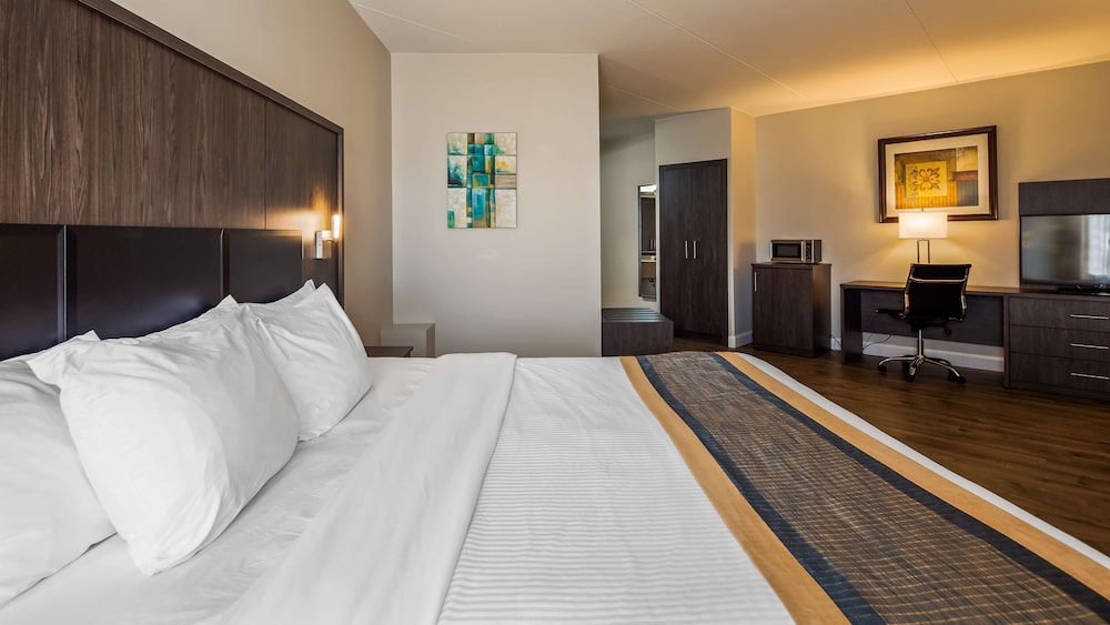 Suite, 1 King Bed, Non Smoking, Balcony (Shower Only;with Sofabed) thumbnail 6
