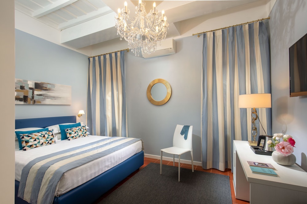 Deluxe Double Room, 1 Queen Bed, Bathtub photo 1