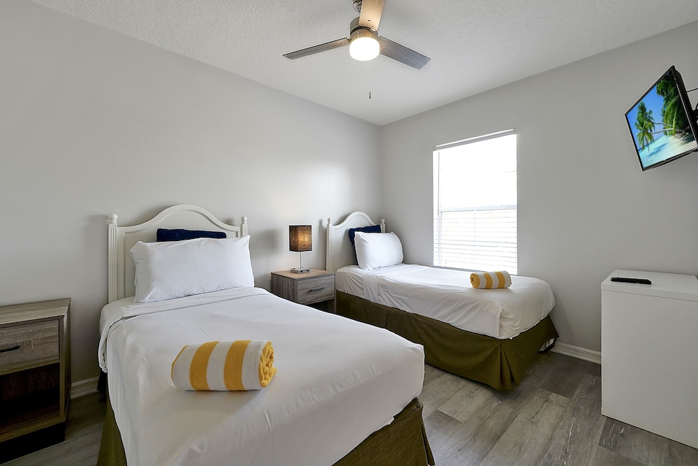 Exclusive Townhome, 4 Bedrooms, Private Pool - Photo 16