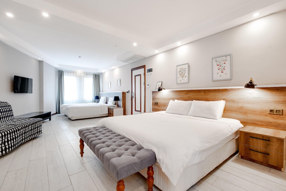 Standard Quadruple Room, Multiple Beds, Non Smoking photo 1