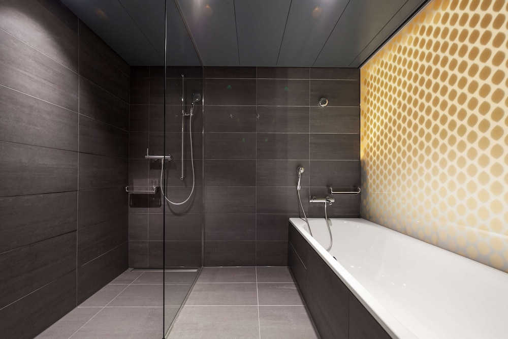 Suite - Lakeside photo 3