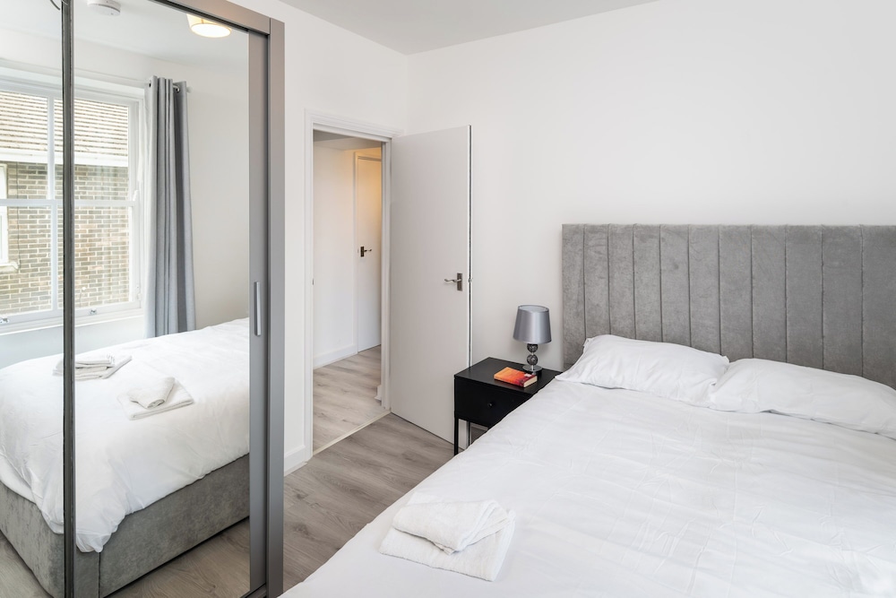 Apt 6: One Bedroom Deluxe, with View