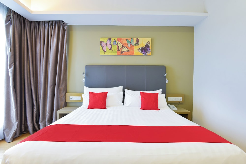 Two Bedroom Suite - Twin Tower with Pool View thumbnail 6