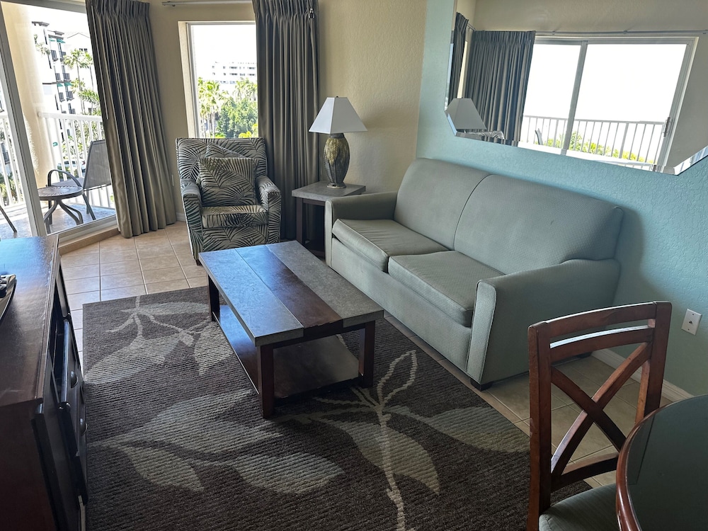 Suite, 2 Bedrooms (Side Gulf view with angled balcony) - Photo 4