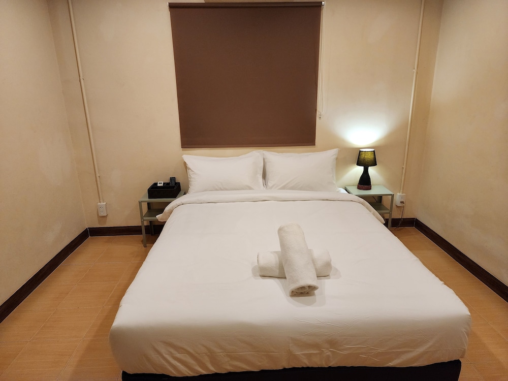 Basic Double Room, 1 Queen Bed, Shared Bathroom, Ground Floor photo 1