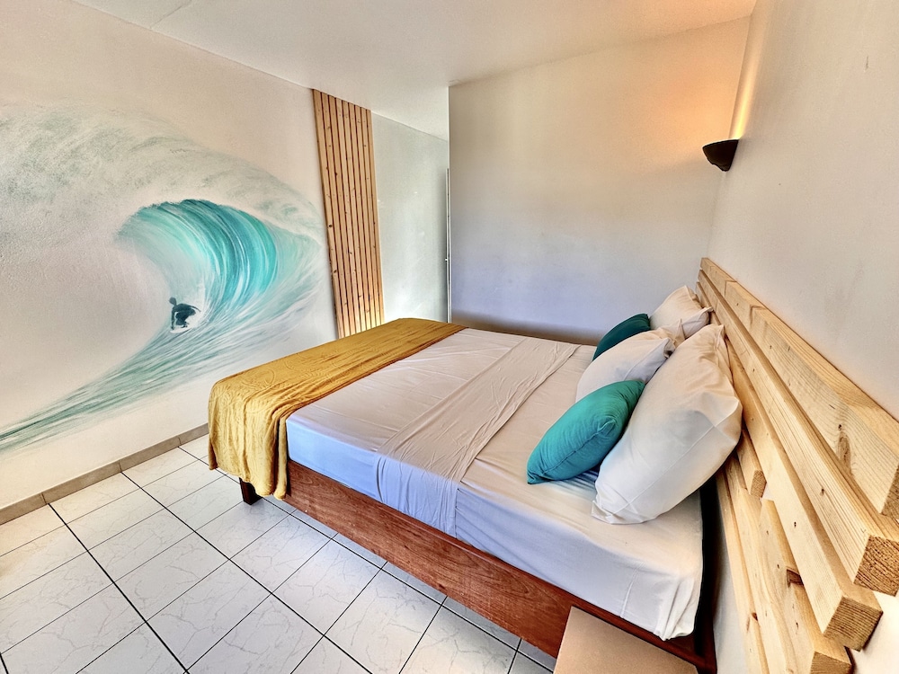 Superior Studio, 1 Queen Bed, Non Smoking, Sea View photo 2