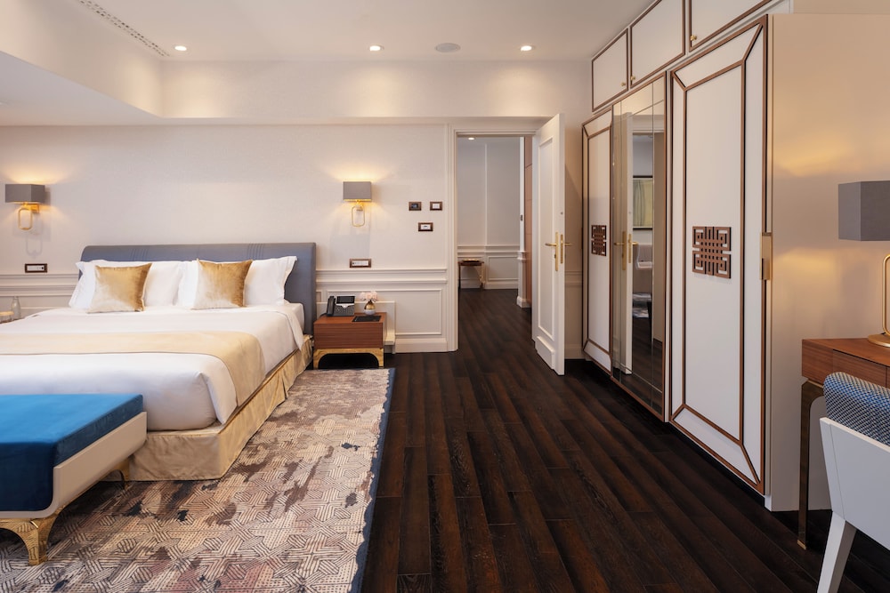 Executive Suite - Photo 8