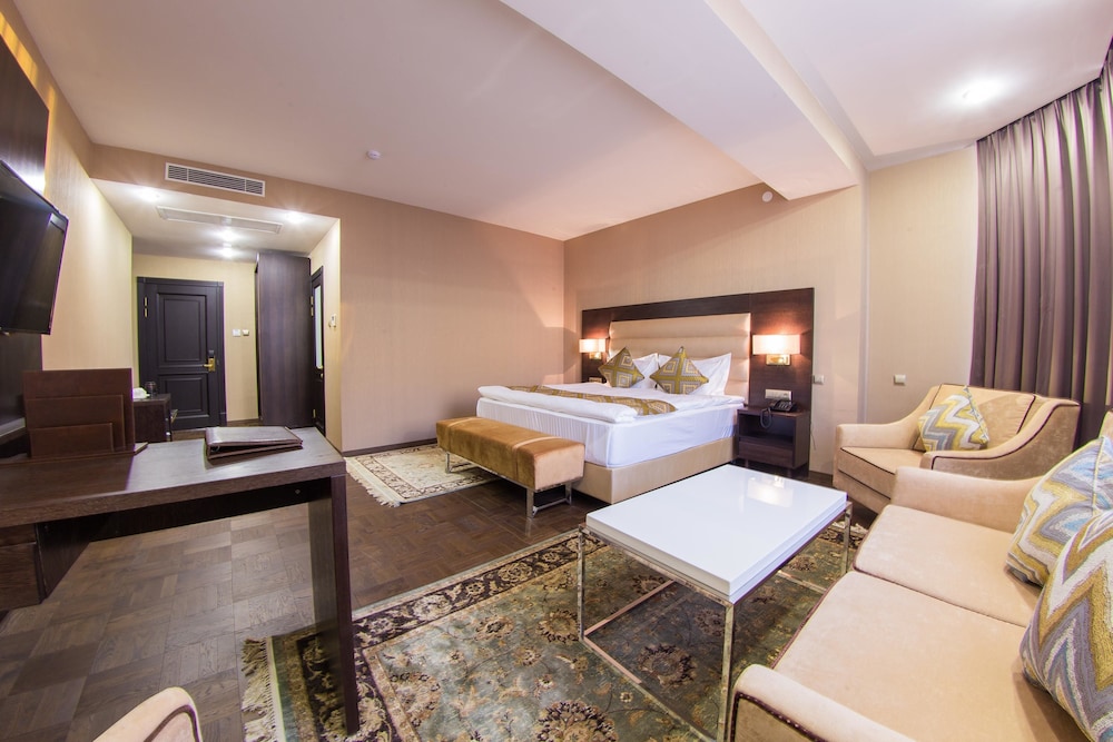 Premium Room, 1 King Bed, Non Smoking photo 2