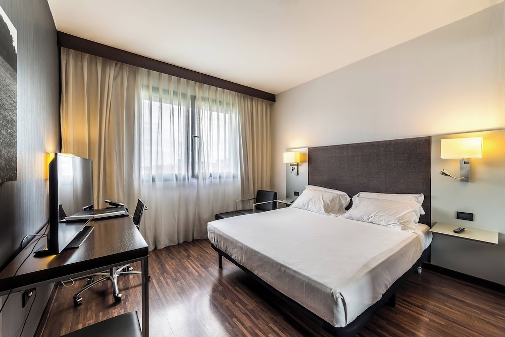Standard Room, 1 King Bed - Photo 1