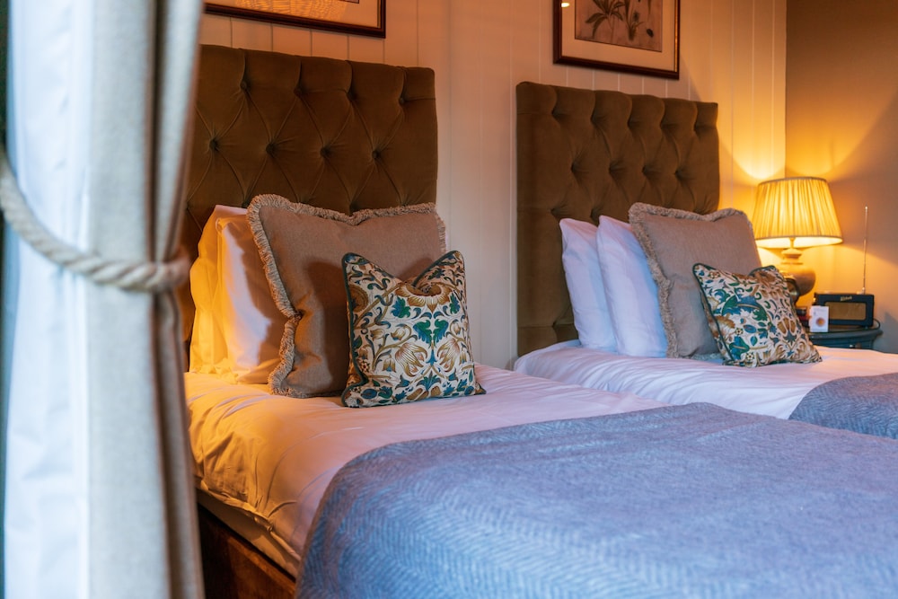 Signature Twin Room, Ensuite photo 3