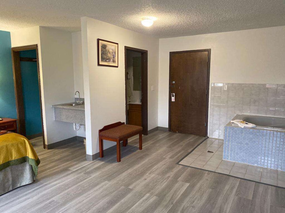 Suite, 1 King Bed, Smoking, Jetted Tub