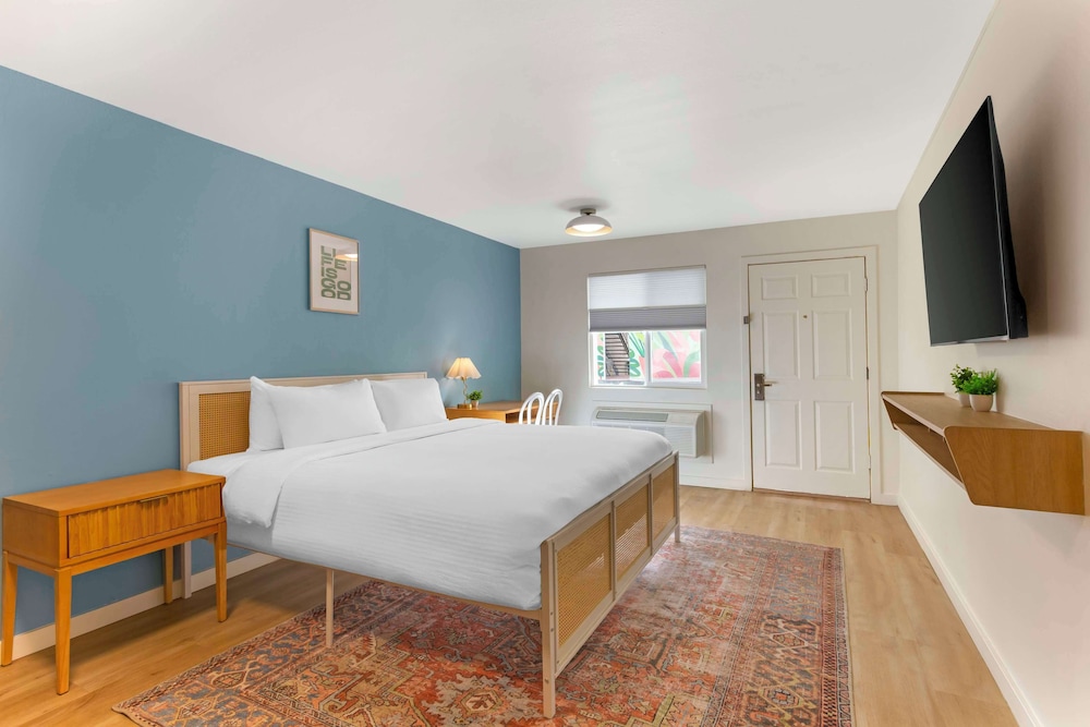 Standard Room, 1 King Bed, Non Smoking, Refrigerator & Microwave (Pet Friendly) - Photo 2
