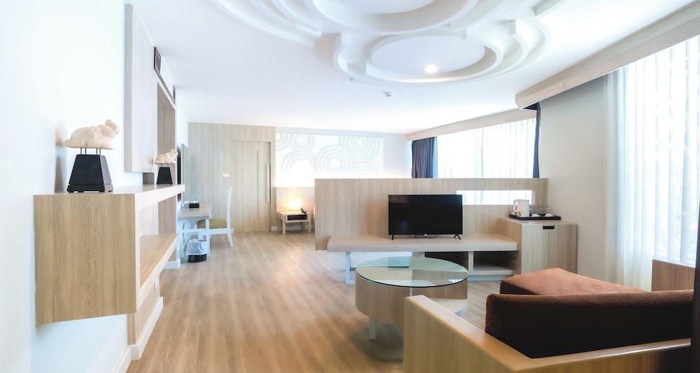 Suite, 1 King Bed, Non Smoking, City View - Photo 5