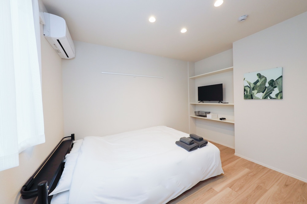 201, 301/Accommodates three-person, Non Smoking photo 3