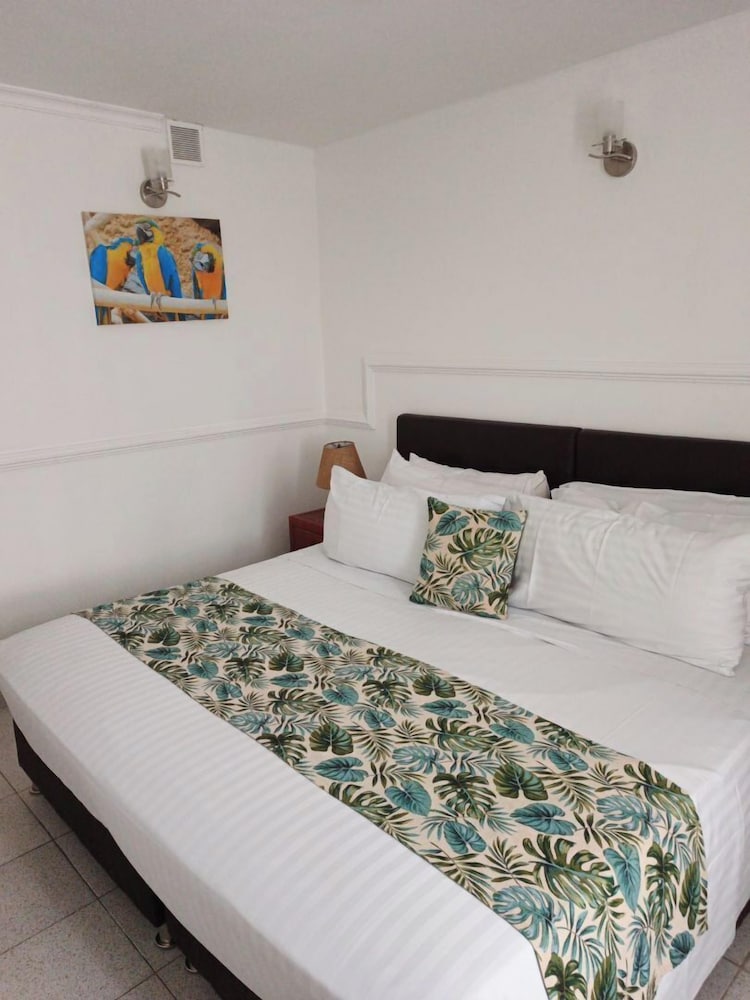Deluxe Room, 1 King Bed - Photo 2
