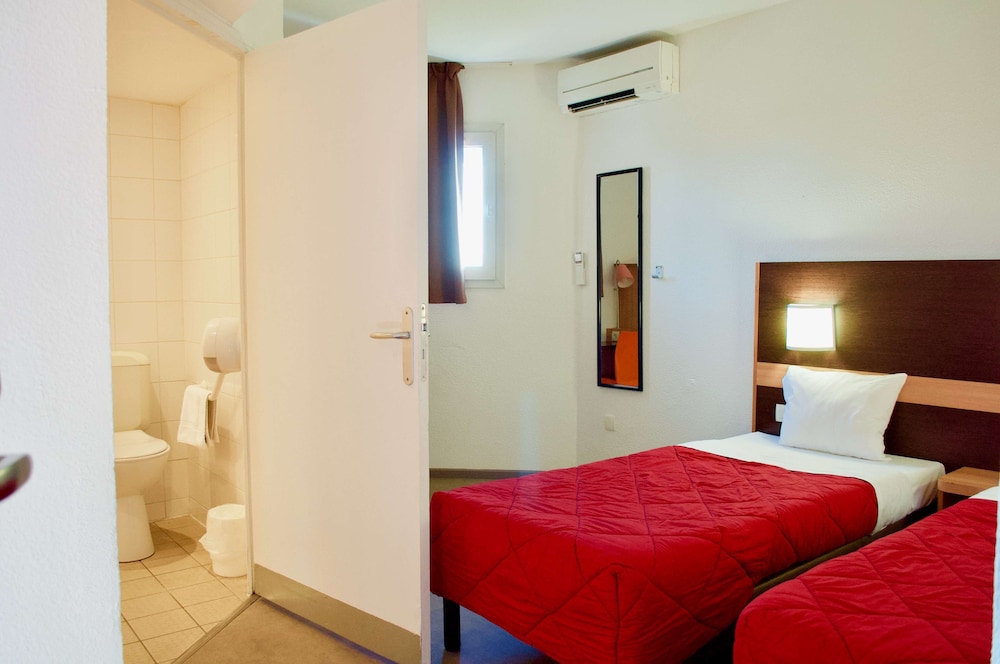 Standard Room, Multiple Beds photo 3