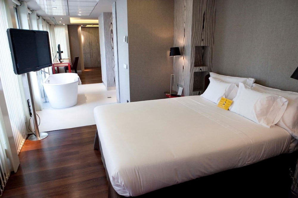 Suite - Photo 3