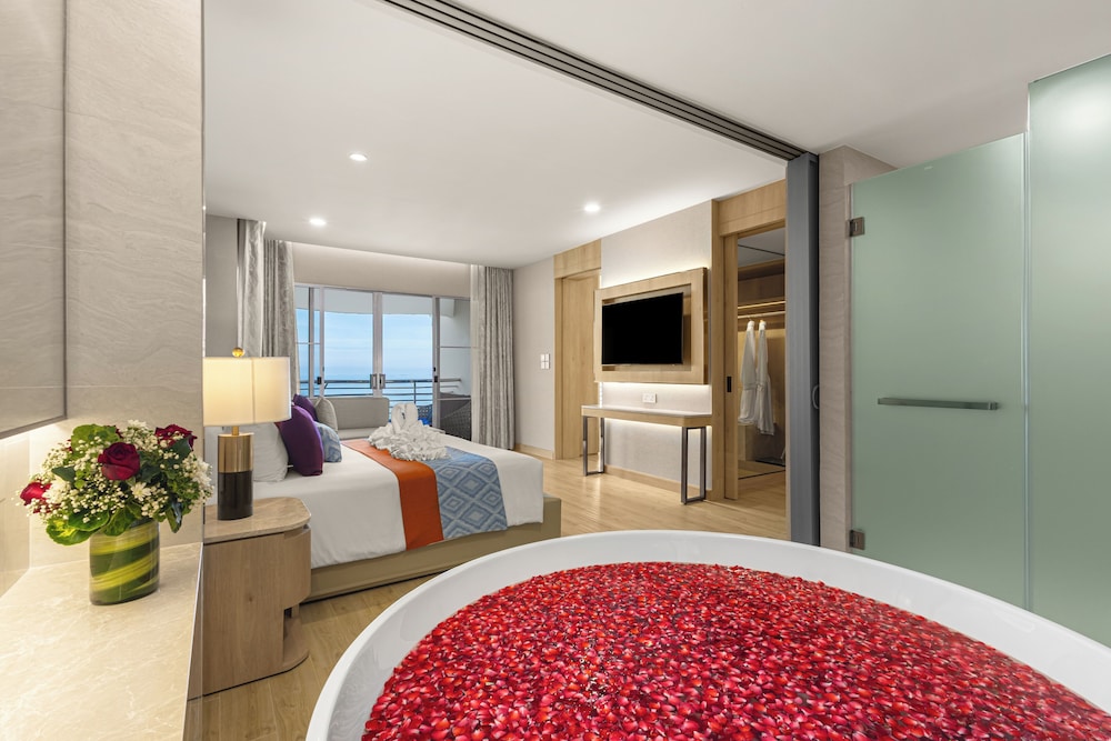 One Bedroom Regency Suite - Modern Style thumbnail 6