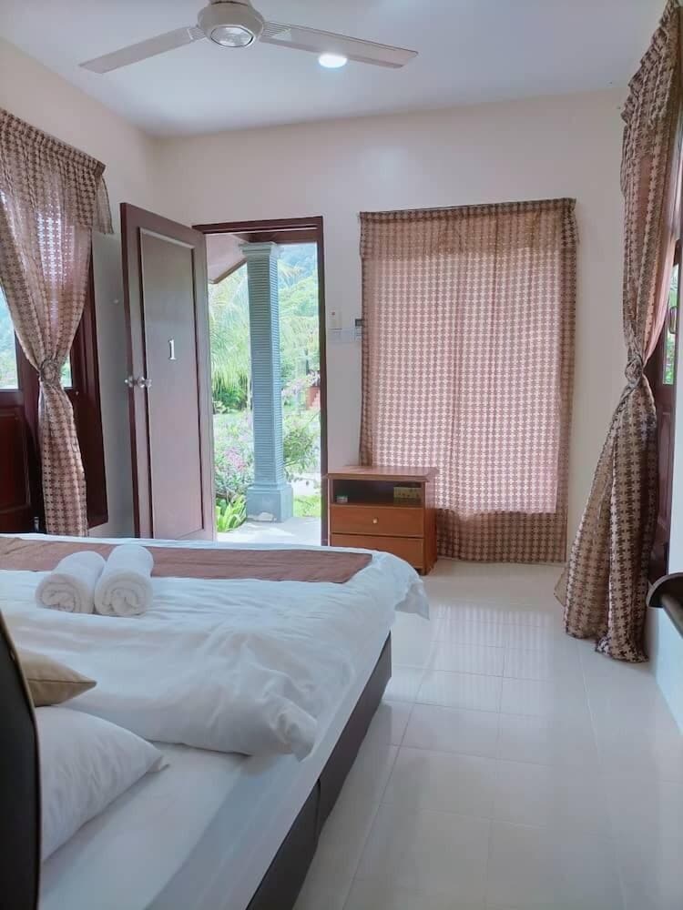 Signature Single Room, 1 King Bed, Mountain View photo 3