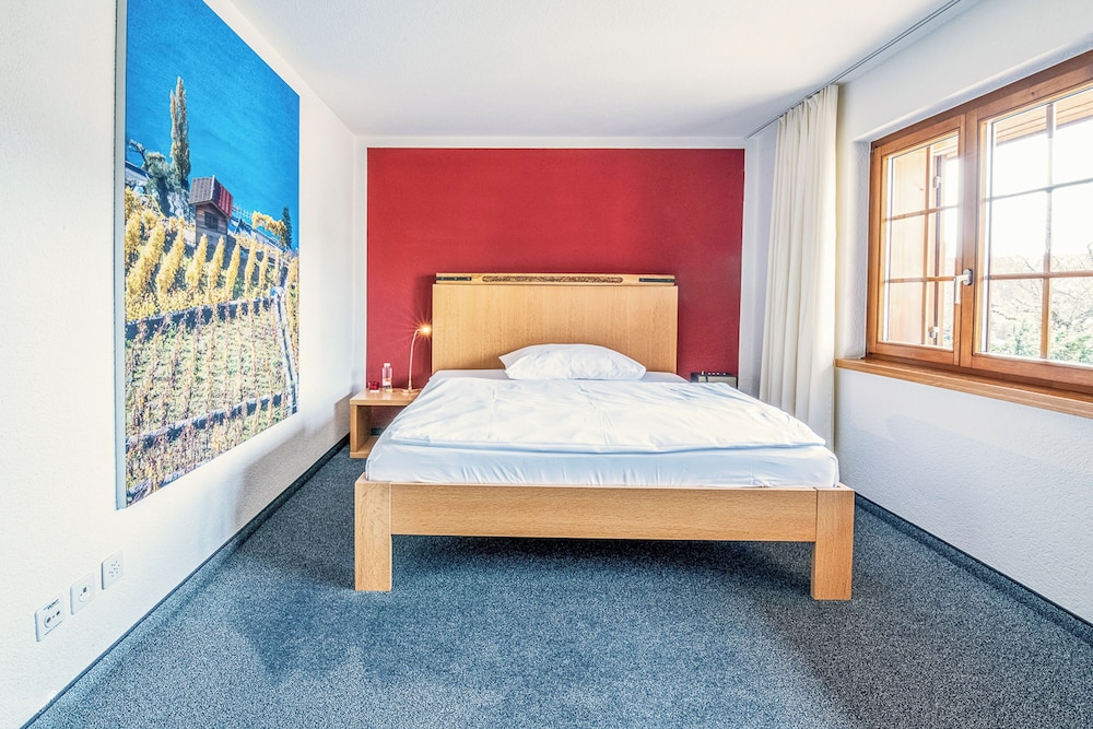 Economy Room, 1 Queen Bed - Photo 2