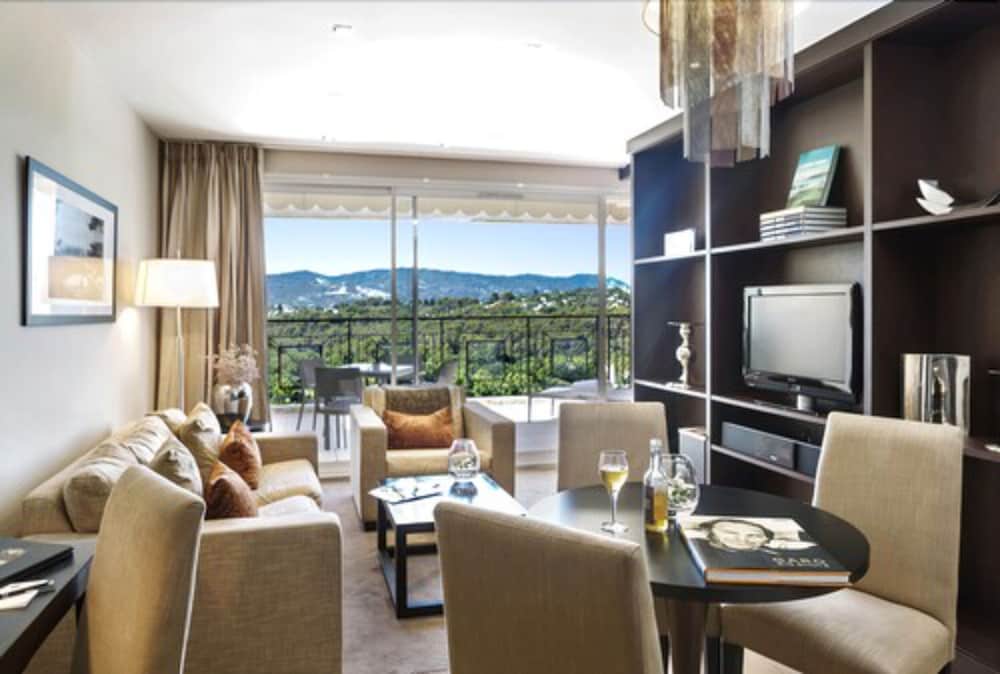 Premium Suite, 1 King Bed with Sofa bed, Garden View photo 3