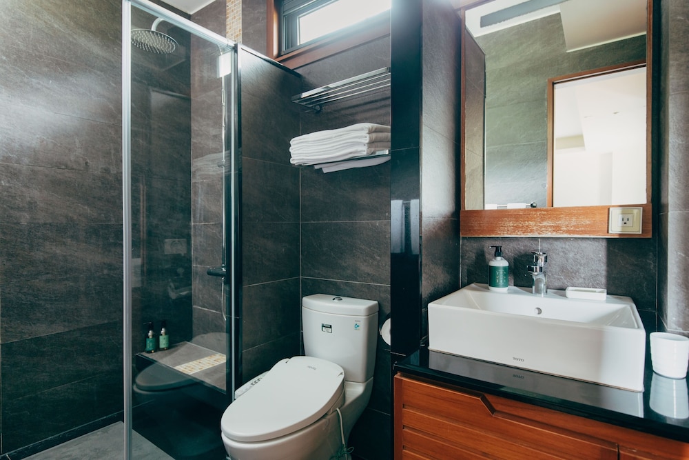 Classic Double Room, 1 Double Bed, Partial Ocean View photo 2