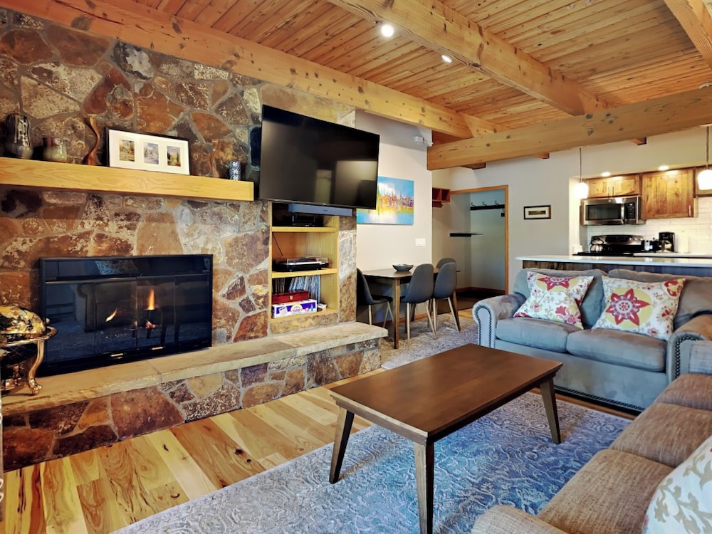 Deluxe One Bedroom ~ B1C photo 2