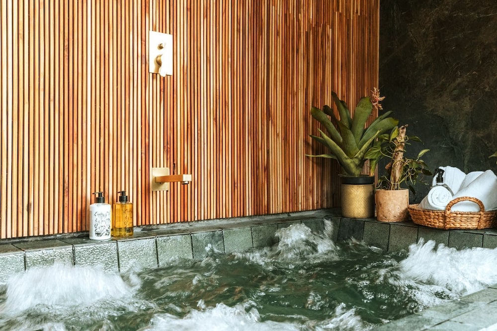 Deluxe Jacuzzi Balcony King - Photo 8