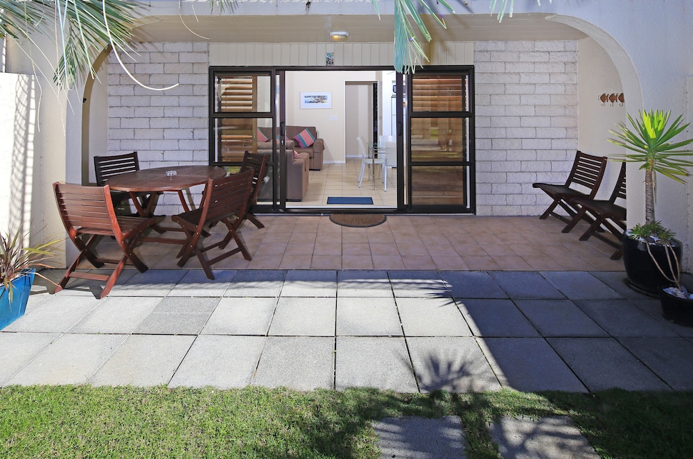 Two Bedroom Apartment with Courtyard - Photo 2