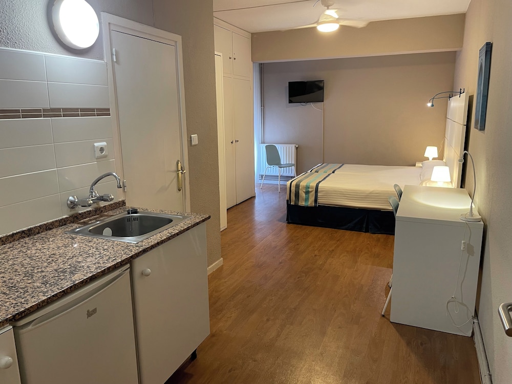 Studio, 3 Twin Beds, Non Smoking, Kitchenette