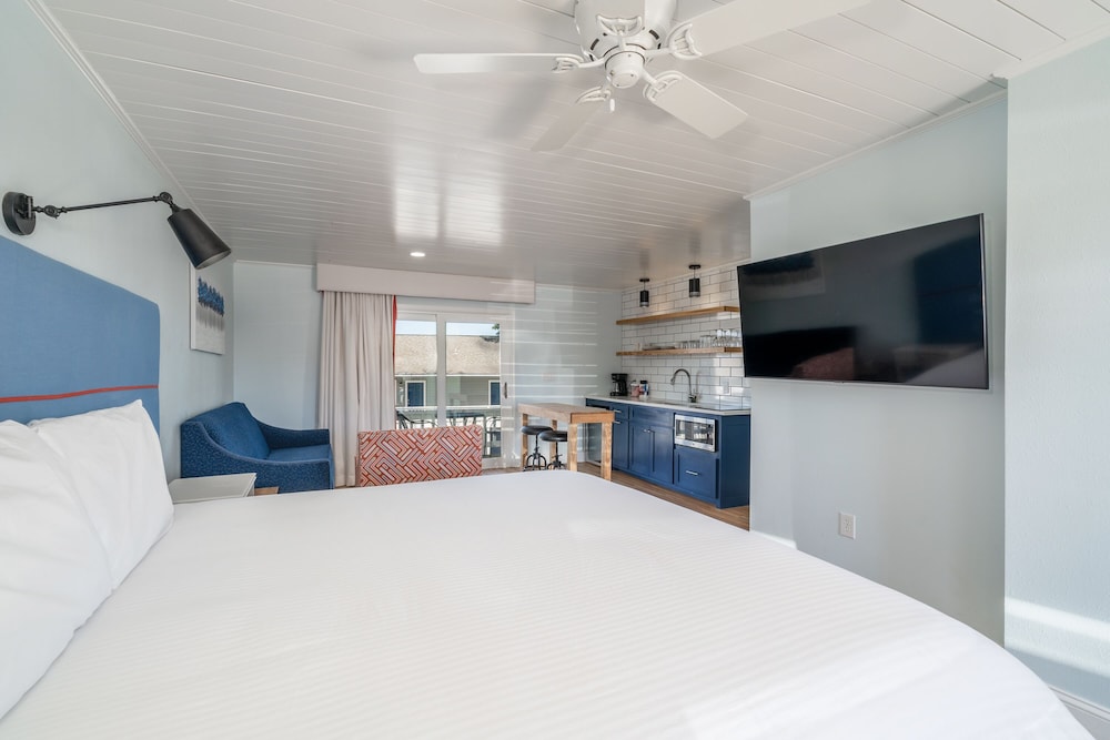 Studio Suite, 1 King Bed with Sofa bed, Resort View, photo 6