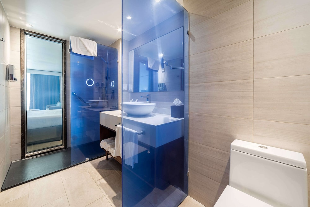 Deluxe Room, 1 King Bed, Pool View (Signature Ocean View King) - Photo 5