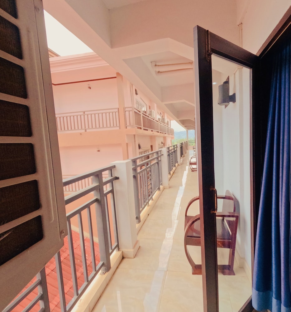 Deluxe Double With Balcony - Photo 14