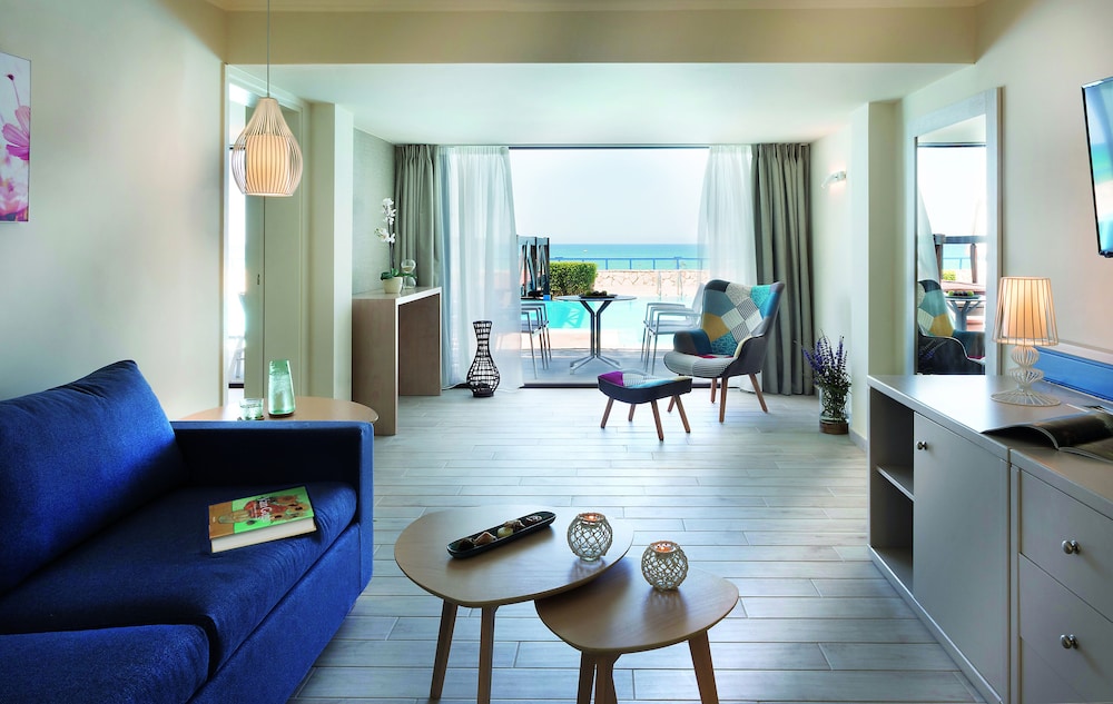 Suite (Sea Front - Sharing Pool) - Photo 4