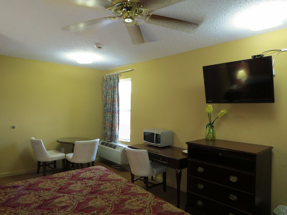 One King Bed, Non-Smoking photo 3