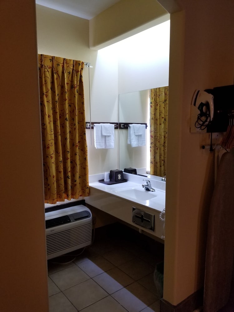 Deluxe Room, 1 King Bed, Non Smoking, Refrigerator & Microwave - Photo 24