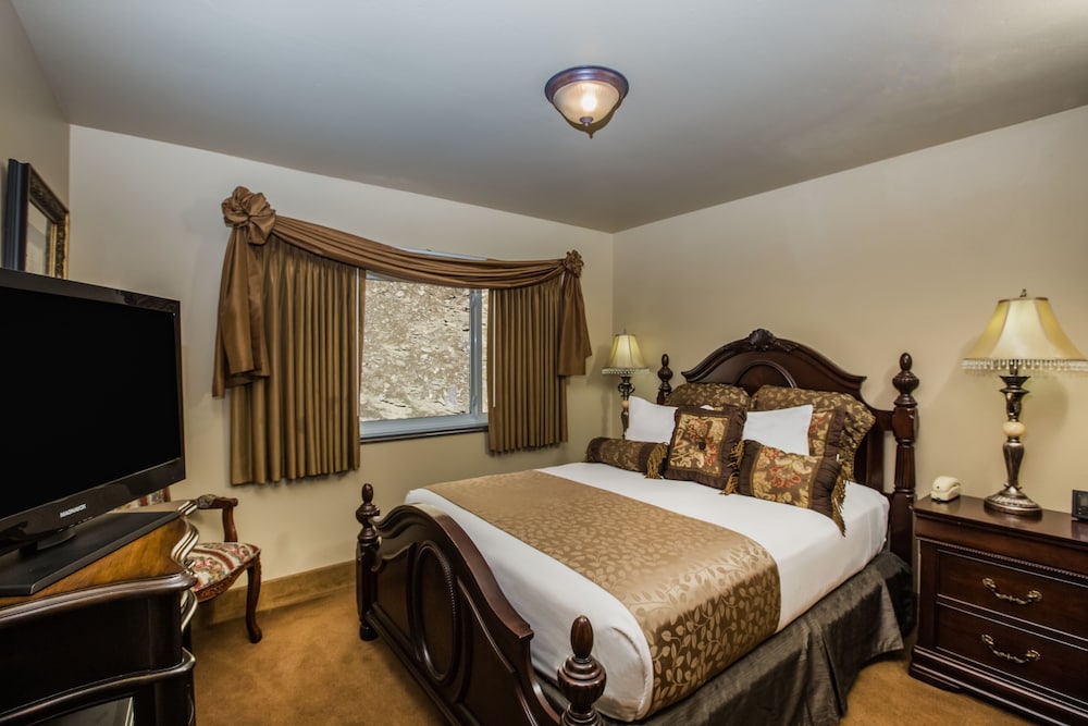 Suite, 1 Queen Bed with Sofa bed - Photo 1