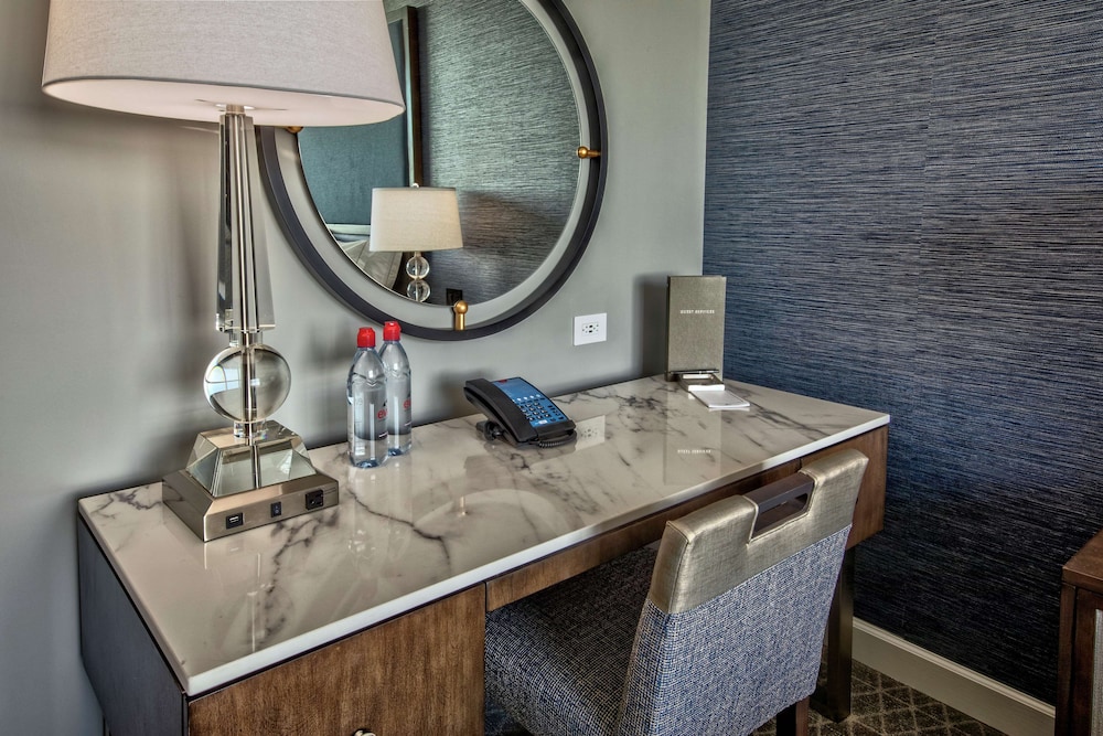 ADA Accessible, Executive Room, 1 King Bed, Accessible (Executive Level, Hearing) - Photo 4