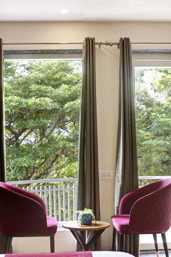 Superior Room with Balcony - Photo 10