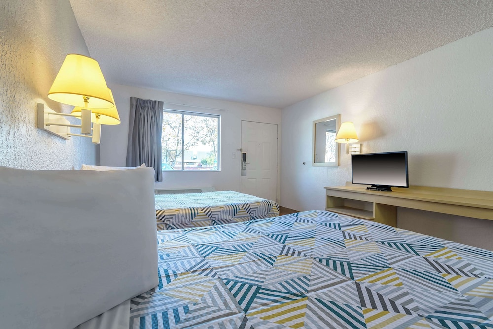 Deluxe Room, 2 Queen Beds, Refrigerator photo 2