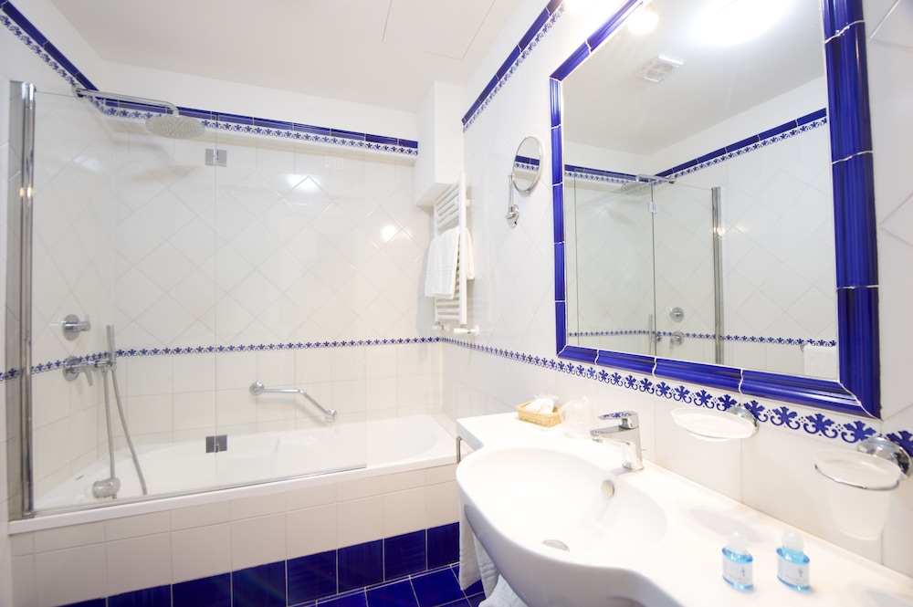 Superior Double or Twin Room, Balcony, Sea View - Photo 4