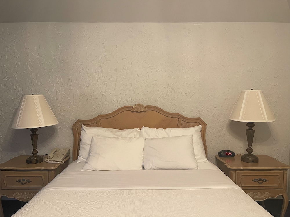 Basic Room, 1 Queen Bed - Photo 1